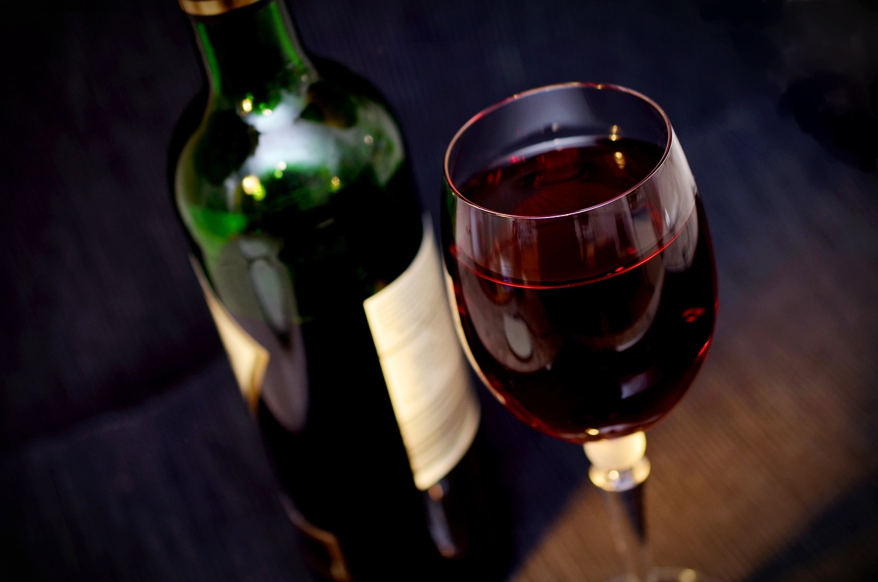 Investir dans le vin : les régulations sur les pratiques commerciales