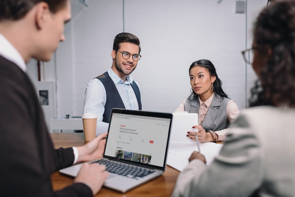 La protection des locataires Airbnb contre les pratiques commerciales trompeuses