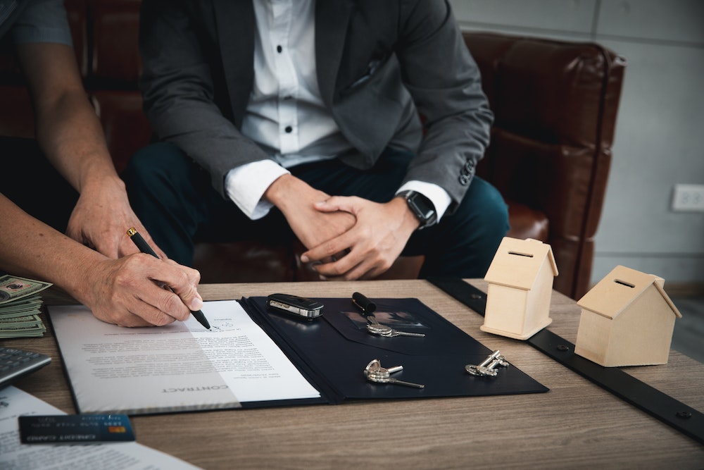 Comprendre les Rouages du Contrat d'Achat Immobilier : un Guide Expert